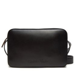 Torebka Calvin Klein. Czarne listonoszki Calvin Klein, bez wzorów, bez dodatków. Za 219.99 zł.