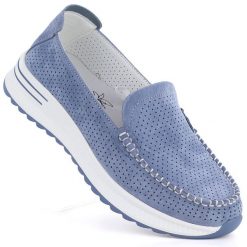 Skórzane mokasyny na grubej podeszwie ażurowe niebieskie Jezzi 9793. Niebieskie mokasyny Jezzi, w ażurowe wzory, ze skóry, bez obcasa. Za 179.99 zł.