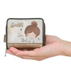 Portfel damski Anekke, z efektownym nadrukiem i metalowym logo zapinany na suwak wyposażony w przegrody na karty kieszeń na monety, brązowy, 42809-90. Brązowe portfele Anekke, z aplikacjami. Za 129.00 zł.