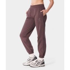 Spodnie dresowe sportowe dla kobiet Carpatree Varsity Chic. Brązowe obuwie sportowe Carpatree, z dresówki, bez zapięcia, na fitness i siłownię. Za 249.99 zł.