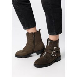 Zielone Botki Alessandra. Zielone botki Born2be, na jesień, bez wzorów, z okrągłym noskiem, za kostkę, bez obcasa, na obcasie, bez zapięcia. Za 129.99 zł.