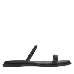 Klapki Calvin Klein. Czarne klapki Calvin Klein, bez wzorów, bez obcasa. Za 349.99 zł.