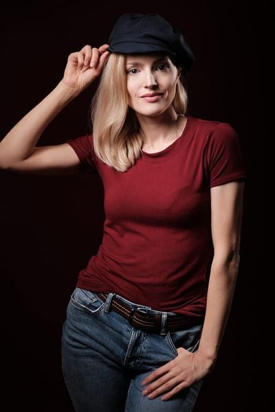 Koszulka Bardzo Bordo. Czerwone bluzki Hultaj Polski, l, bez wzorów, z dzianiny, bez kołnierzyka, bez ramiączek. Za 139.00 zł.