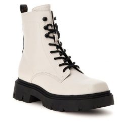 Botki Guess. Białe botki Guess, z aplikacjami, bez obcasa, na płaskiej podeszwie, bez zapięcia. Za 819.99 zł.