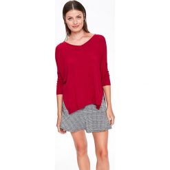 SWETER OVERSIZE Z DEKOLTEM W SEREK. Czerwone swetry TOP SECRET, na jesień, bez wzorów, z dzianiny, bez ramiączek. W wyprzedaży za 29.99 zł.