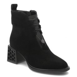 Botki damskie D&A o eleganckim fasonie z ozdobnym wiązaniem i efektownym geometrycznym obcasem czarne, CR62-3182 Black. Czarne botki S.BARSKI, bez wzorów, bez obcasa, bez zapięcia. Za 449.00 zł.