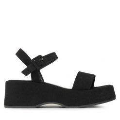 Sandały DeeZee. Czarne sandały DeeZee, bez wzorów, bez obcasa, na koturnie, bez zapięcia. Za 159.99 zł.