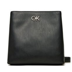 Torebka Calvin Klein. Czarne listonoszki Calvin Klein, bez wzorów, bez dodatków. Za 389.99 zł.