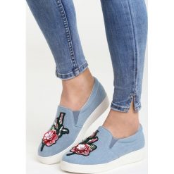 Niebieskie Slip On Eren. Niebieskie trampki Born2be, z aplikacjami, z denimu, bez zapięcia. Za 39.99 zł.