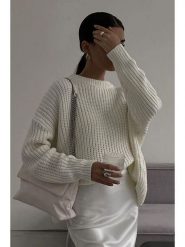 MADMEXT Sweter w kolorze kremowym rozmiar: onesize. Brązowe swetry MADMEXT, bez wzorów, ze splotem, bez ramiączek. Za 108.99 zł.