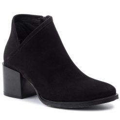 Botki QUAZI. Czarne botki QUAZI, bez wzorów, bez obcasa, na słupku, bez zapięcia. Za 379.00 zł.
