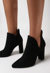 Czarne Botki Dynothea. Czarne botki Born2be, bez wzorów, ze szpiczastym noskiem, za kostkę, bez obcasa, na obcasie, bez zapięcia. Za 44.99 zł.