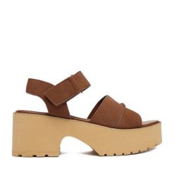 Sandały JENNY. Brązowe sandały Jenny, bez wzorów, bez obcasa, na słupku, bez zapięcia. Za 139.99 zł.