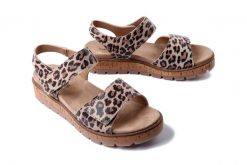 COMFORTABEL 710209-00 leo, sandały damskie. Brązowe sandały Comfortabel, bez wzorów, bez obcasa, na płaskiej podeszwie, bez zapięcia. Za 247.43 zł.
