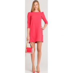 SUKIENKA Elisabetta Franchi. Różowe sukienki Elisabetta Franchi, na co dzień, z aplikacjami, z materiału, bez kołnierzyka, bez ramiączek, mini, proste. Za 1,019.40 zł.