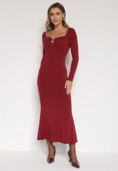 Bordowa Koktajlowa Sukienka z Wiskozą Ozdobiona Metalową Klamrą Refira. Czerwone sukienki Born2be, na co dzień, s, bez wzorów, z wiskozy, eleganckie, bez kołnierzyka, bez ramiączek, proste. Za 129.99 zł.
