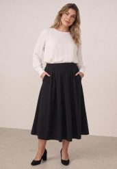 Czarna Rozkloszowana Spódnica z Wysokim Stanem Ismotis. Czarne spódnice Born2be, l, bez wzorów, plus size, midi, dopasowane. Za 89.99 zł.