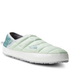 Kapcie The North Face. Zielone obuwie domowe The North Face, bez wzorów, bez zapięcia. Za 299.99 zł.