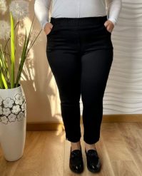 Czarne spodnie jeansowe Julia z wysokim stanem 7/8 PLUS SIZE XXL. Czarne spodnie materiałowe Nasi partnerzy, do pracy, plus size, bez wzorów, z bawełny, z podwyższonym stanem, plus size, krótkie. Za 199.90 zł.