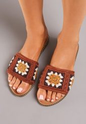 Brązowe Płaskie Klapki w Stylu Boho Ozdobione Nitami Yarpena. Brązowe klapki Born2be, bez wzorów, z materiału, z otwartym noskiem, bez obcasa, na płaskiej podeszwie. Za 49.99 zł.