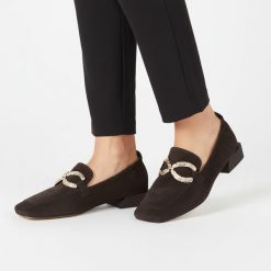 Półbuty damskie S.Barski, cholewka skóra naturalna wsuwany fason metalowa ozdoba na przodzie niski obcas kwadratowy nosek klasyczna linia minimalisty. Brązowe czółenka S.BARSKI, z aplikacjami, ze skóry, bez obcasa, na obcasie, bez zapięcia. Za 389.00 zł.