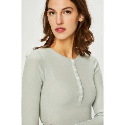 Review - Bluzka. Niebieskie bluzki Review, s, bez wzorów, z dzianiny, casualowe, bez kołnierzyka, bez ramiączek. W wyprzedaży za 59.90 zł.