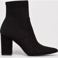 Steve Madden - Botki Reece. Czarne botki Steve Madden, bez wzorów, z materiału, bez obcasa, na obcasie, bez zapięcia. W wyprzedaży za 329.90 zł.