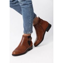 Camelowe Botki Giselle. Botki Born2be, bez wzorów, z okrągłym noskiem, bez obcasa, na płaskiej podeszwie, bez zapięcia. Za 109.99 zł.