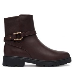 Botki Clarks. Brązowe botki Clarks, bez wzorów, bez obcasa, na płaskiej podeszwie, bez zapięcia. Za 479.99 zł.