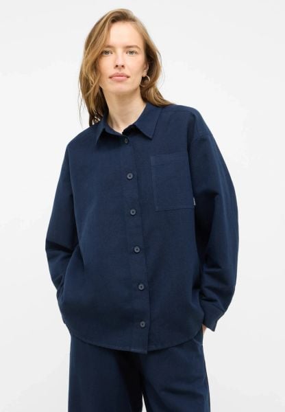 Damska Koszula Mustang Style Willow Navy Blazer 1016575 5324. Niebieskie koszule Mustang, m, bez wzorów, bez kołnierzyka, bez ramiączek. Za 149.99 zł.