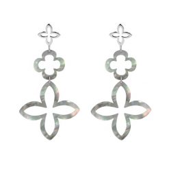 Kolczyki modułowe z ciemnej masy perłowej Lily ze srebrną lilijką. Białe kolczyki Lilou, z perłą, pozłacane. Za 459.00 zł.