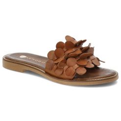 Brązowe Klapki Armodo Stylowe Obuwie Damskie. Brązowe klapki Armodo, z aplikacjami, bez obcasa, na płaskiej podeszwie. Za 279.00 zł.
