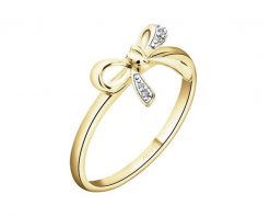 Pierścionek z żółtego złota z diamentami - kokardka - 0,01 ct - próba 375. Żółte pierścionki Apart, z diamentem, złote. Za 1,390.00 zł.
