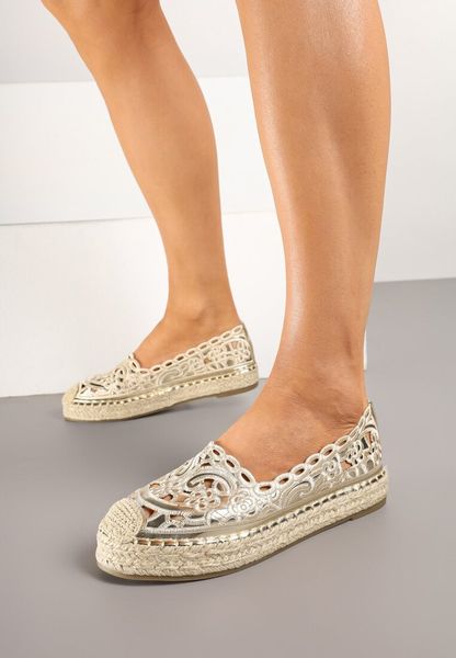 Złote Ażurowe Espadryle na Płaskiej Podeszwie Elearuna. Żółte espadryle Born2be, w ażurowe wzory, z jeansu, bez obcasa, na płaskiej podeszwie, bez zapięcia. Za 89.99 zł.