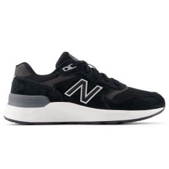 Buty damskie New Balance WW880BB7 – czarne. Czarne obuwie sportowe New Balance, z gumy, bez zapięcia, na fitness i siłownię. Za 499.99 zł.