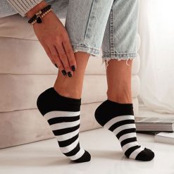 Stopki damskie w grube czarne paski (model 935). Czarne skarpety Milena, bez wzorów, z bawełny. Za 14.90 zł.