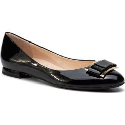 Baleriny HÖGL - 8-101084 Schwarz 0100. Czarne baleriny Högl, bez wzorów, z lakierowanej skóry, bez obcasa, na płaskiej podeszwie. Za 569.00 zł.