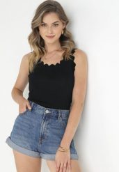 Czarny Top z Wiskozy z Pofalowanymi Krawędziami Zoenite. Czarne topy Born2be, m, bez wzorów, prążkowane, bez kołnierzyka, bez ramiączek. Za 49.99 zł.
