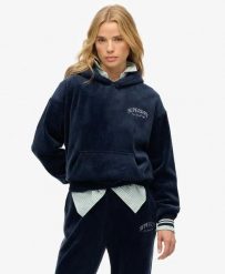 Superdry Country Club Velour Relaxed Hoodie – welurowa bluza z kapturem – RICH. Niebieskie bluzy Superdry, bez wzorów, z elastanu, z kapturem. Za 326.95 zł.