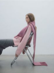 Szalik z dodatkiem wełny - brudny róż. Czerwone szaliki Reserved, bez wzorów, z wełny. W wyprzedaży za 49.99 zł.