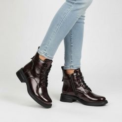 Botki damskie S. Barski, lakierowane na płaskim obcasie ze skóry i zapinane na suwak, bordowe, LZ52-954. Czerwone botki S.BARSKI, na jesień, bez wzorów, z lakierowanej skóry, bez obcasa, na płaskiej podeszwie, bez zapięcia. Za 348.99 zł.