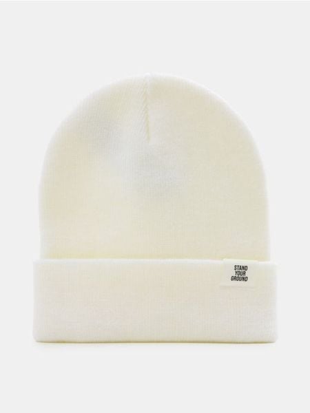 Czapka beanie z naszywką - kremowy. Białe czapki Sinsay, z aplikacjami. Za 9.99 zł.