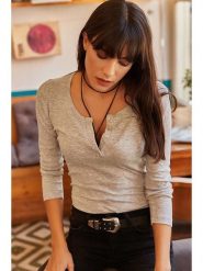 Olalook Koszulka w kolorze jasnoszarym rozmiar: S. Szare bluzki Olalook, s, bez wzorów, bez kołnierzyka, bez ramiączek. Za 56.99 zł.