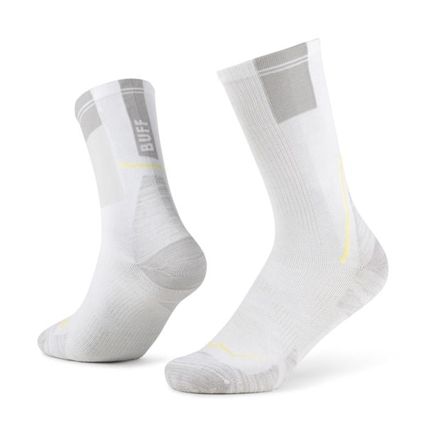 Skarpety biegowe Buff Coolnet Crew Sock CC. Białe skarpety Buff, bez wzorów, z elastanu. Za 108.89 zł.