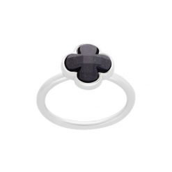 Pierścionek Mini Icons koniczyna z czarnym brokatowym kryształem, posrebrzany. Czarne pierścionki Lilou, posrebrzane. Za 159.00 zł.