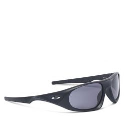 Okulary przeciwsłoneczne Oakley. Czarne okulary przeciwsłoneczne Oakley, bez wzorów. Za 609.99 zł.