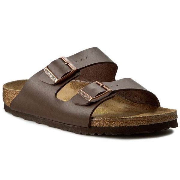 Klapki Birkenstock. Brązowe klapki Birkenstock, bez wzorów, bez obcasa. Za 399.99 zł.