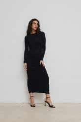 Sukienka z marszczeniami w kolorze TOTALLY BLACK - PIURA-M/L. Czarne sukienki Marsala, na spotkanie biznesowe, l, bez wzorów, z elastanu, eleganckie, bez kołnierzyka, bez ramiączek, maxi. Za 429.90 zł.