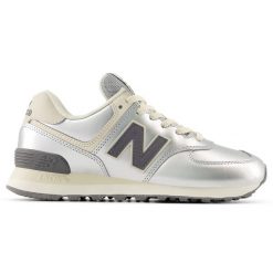 Buty damskie New Balance WL574MLG – srebrne. Szare obuwie sportowe New Balance, z gumy, bez zapięcia, na fitness i siłownię. Za 499.99 zł.