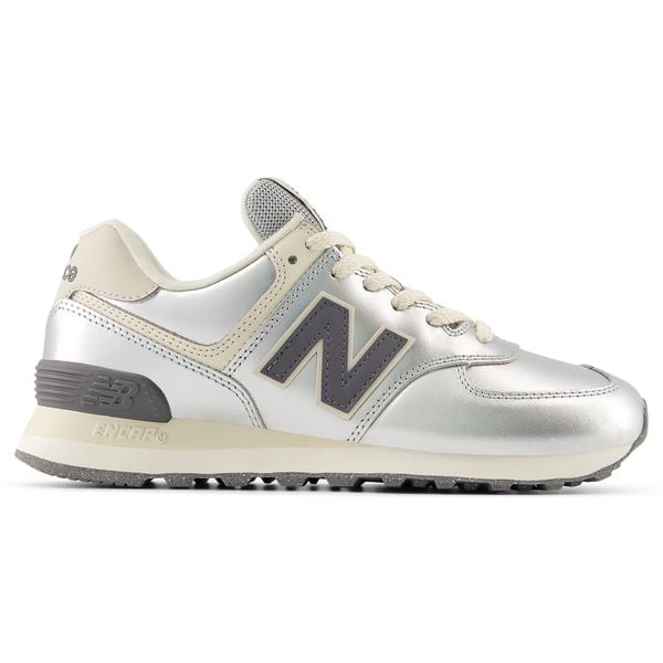 Buty damskie New Balance WL574MLG – srebrne. Szare obuwie sportowe New Balance, z gumy, bez zapięcia, na fitness i siłownię. Za 499.99 zł.